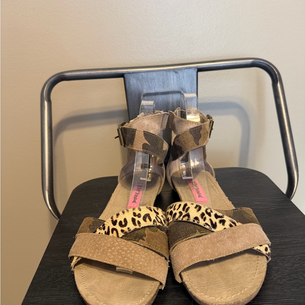 Betsey Johnson Camo Suede Leopard Strap Flat Sandals Back Zip Women’s 7.5 - Picture 3 of 13